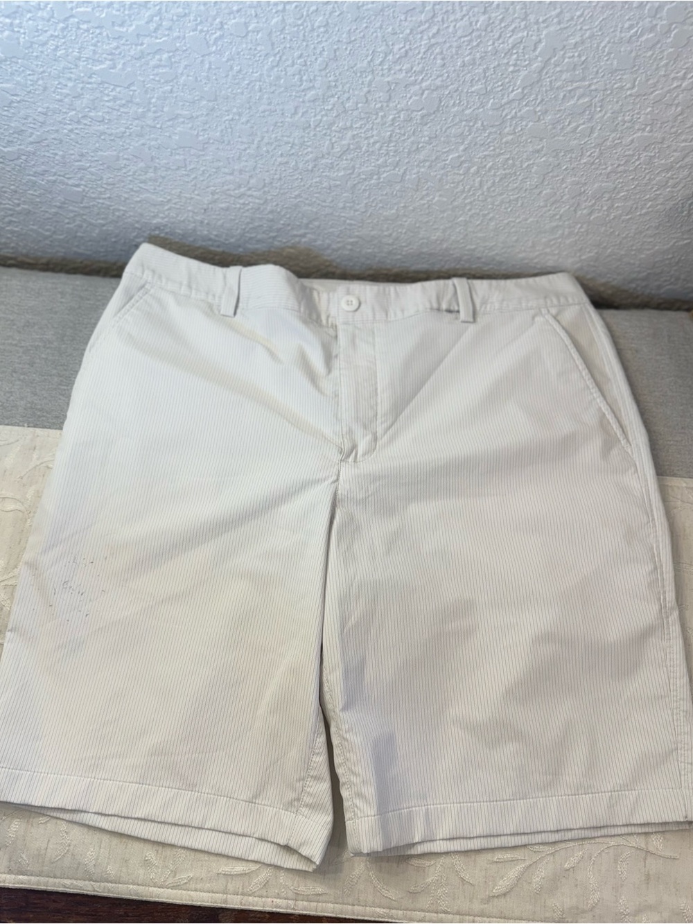 Under Armour Men's White Flat Front Long Shorts Size‎ 38. Notes